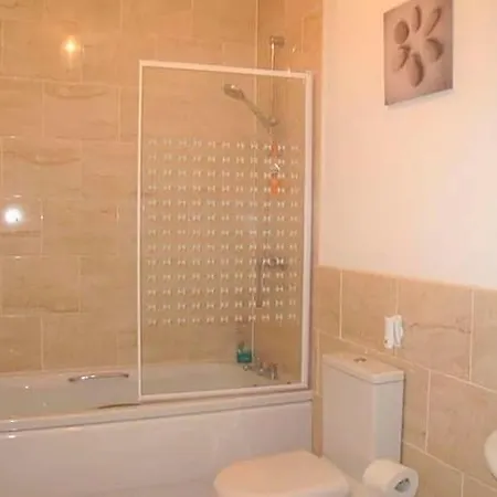 Prázdninový dům Jubilee House - 4 Bedroom House - Bright And Spacious, 2 Parking Spaces